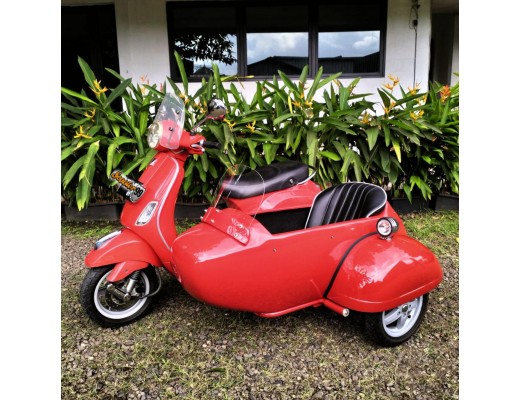 Vespa Scooter Piaggio Lx150  Red with Sidecar